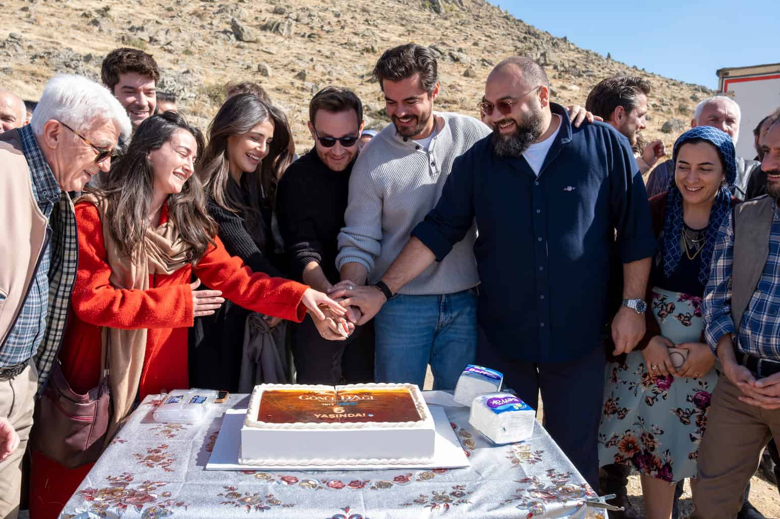 Gönül Dağı'nın 6. yaş günü, reyting rekorları kıran dizinin setinde kutlandı! 2 1
