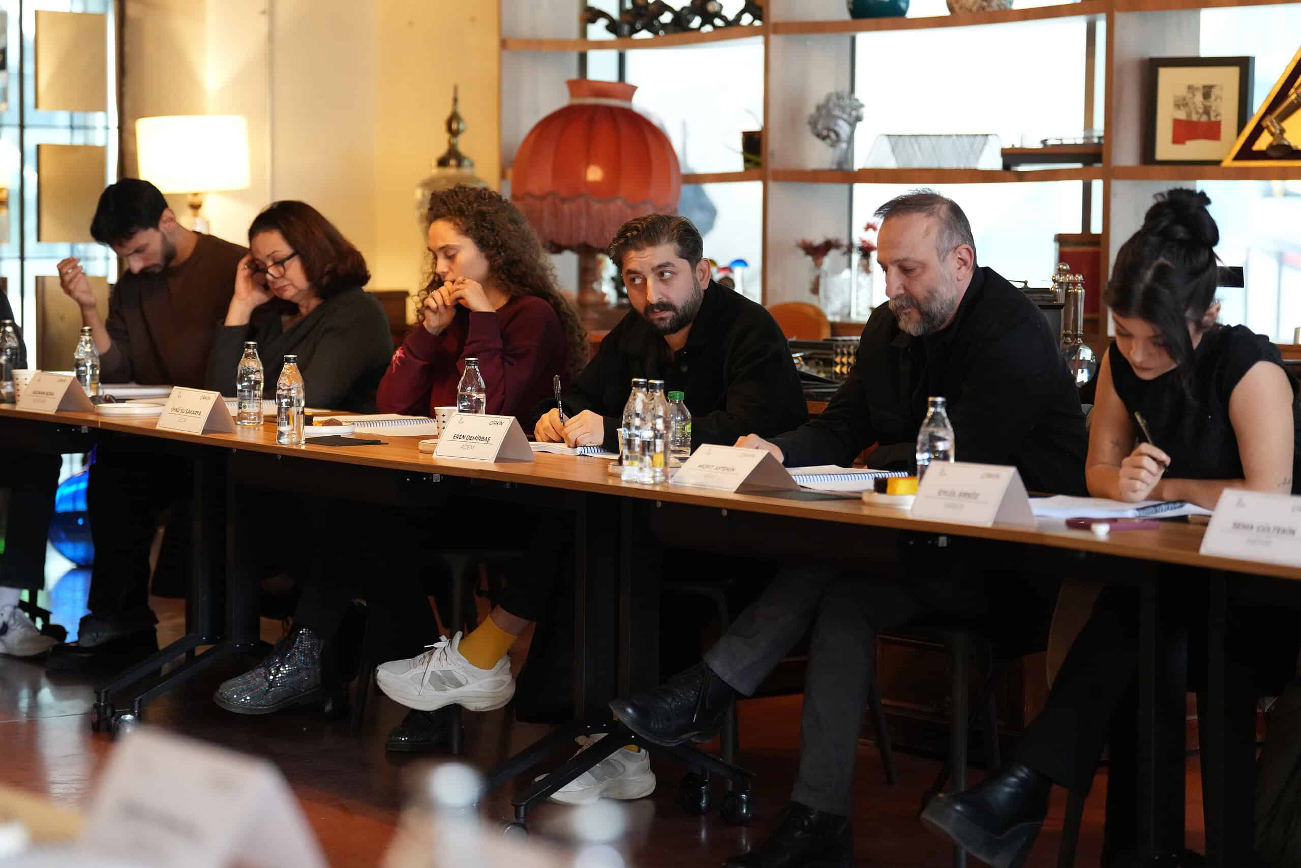 Başrollerini Derya Pınar Ak ve Çağlar Ertuğrul’un paylaştığı ‘Çirkin’in başarılı kadrosu okuma provasında bir araya geldi! 3 DSC05948 scaled 1