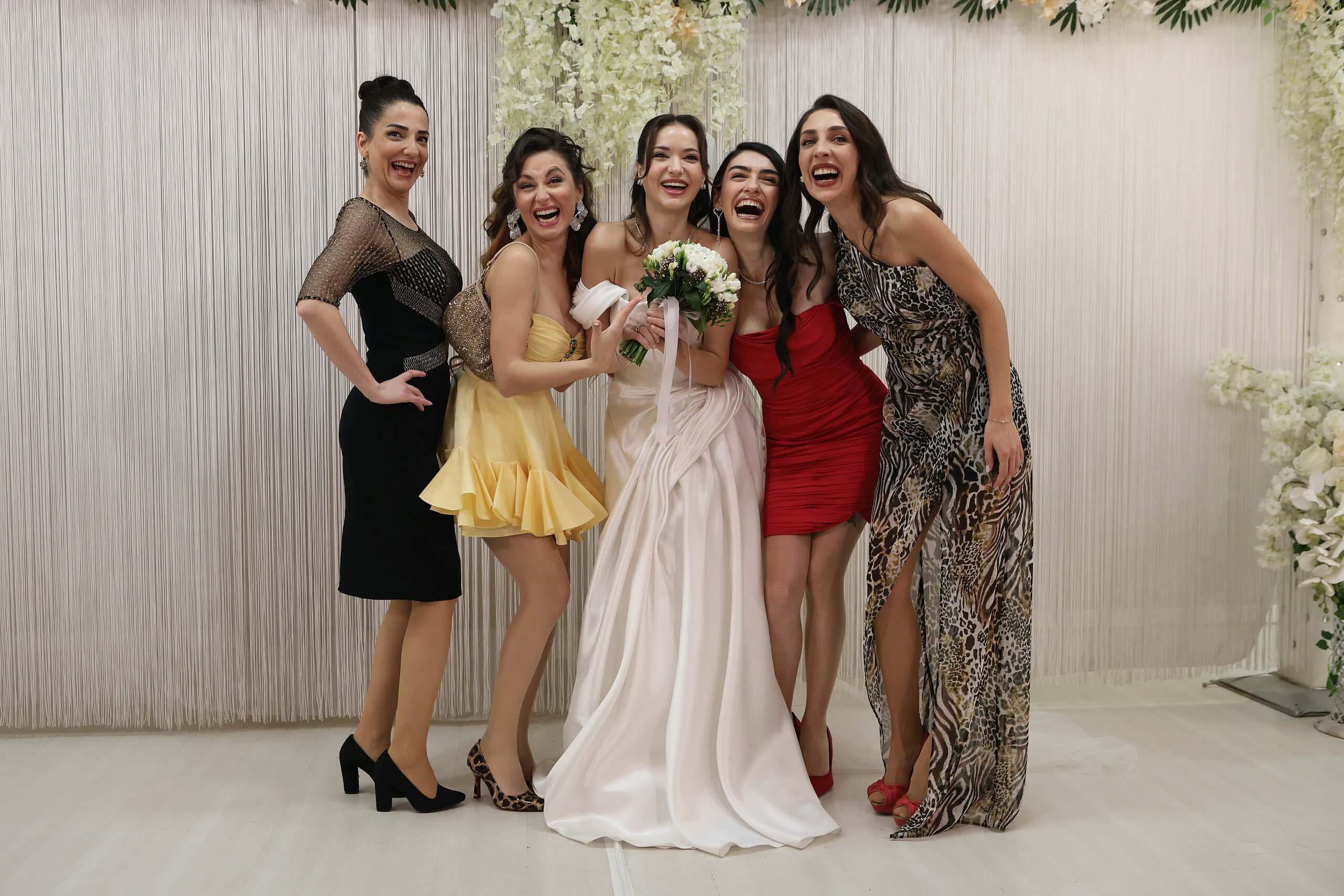 Yılmaz Erdoğan’ın kaleminden dökülen İnci Taneleri, Kanal D ekranındaki yolculuğuna bu akşam veda ediyor! 3 Inci Taneleri final 3 scaled 1