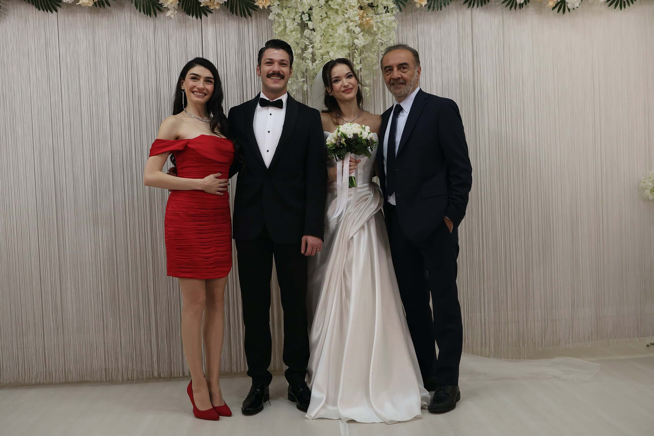 Yılmaz Erdoğan’ın kaleminden dökülen İnci Taneleri, Kanal D ekranındaki yolculuğuna bu akşam veda ediyor! 1 Inci Taneleri final 5 scaled 1