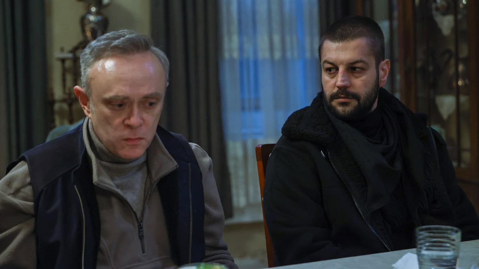 Veliaht 25. Bölümde Timur ve Reyhan’ın düğününde büyük acı: Zülfikar öldü! Timur, Zülfikar’a ait olanları almak için Esenler’e dönüyor! 3 Veliaht 7 2