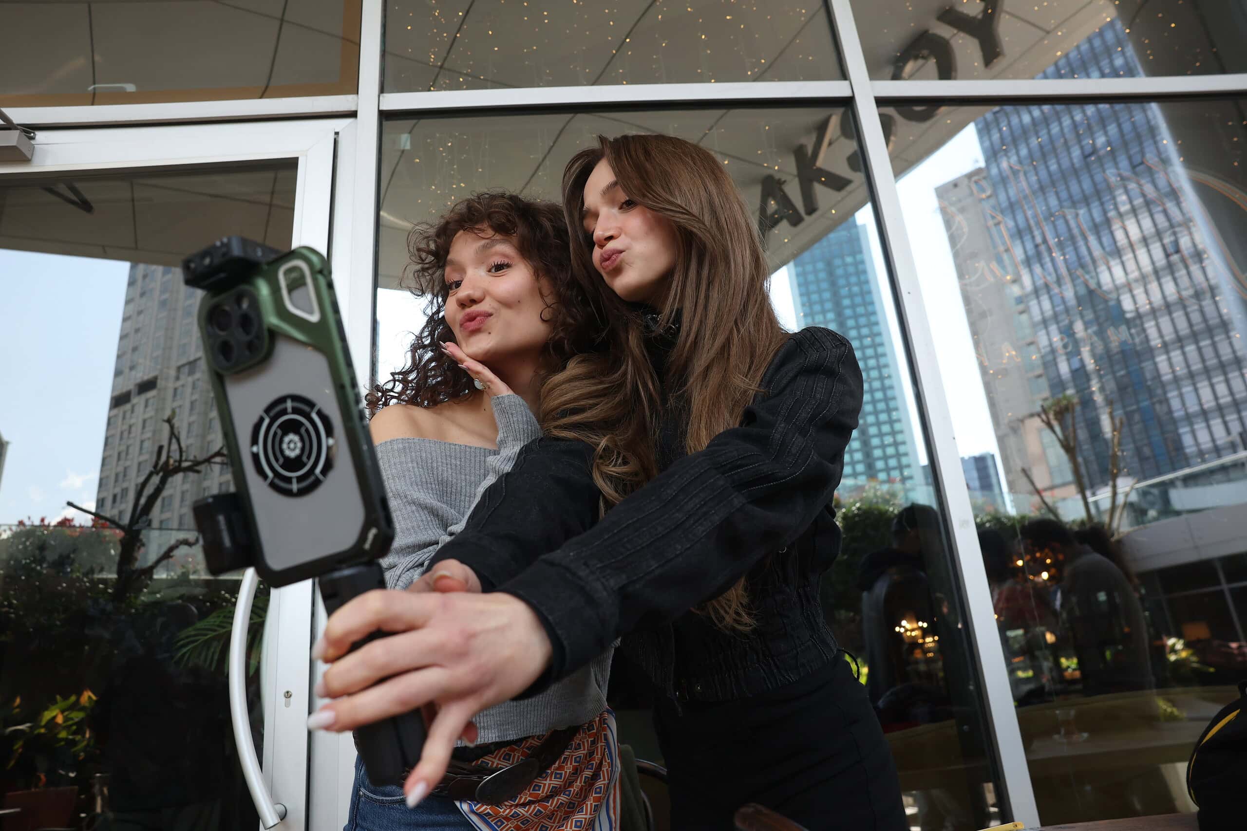 Bodrum’un eşsiz fonunda ekranlara gelmeye hazırlanan Daha On Yedi’den ilk selfie’ler geldi! 2 Berra Ahsen Uslu Ceren Ayruk 2 soldan saga scaled 1