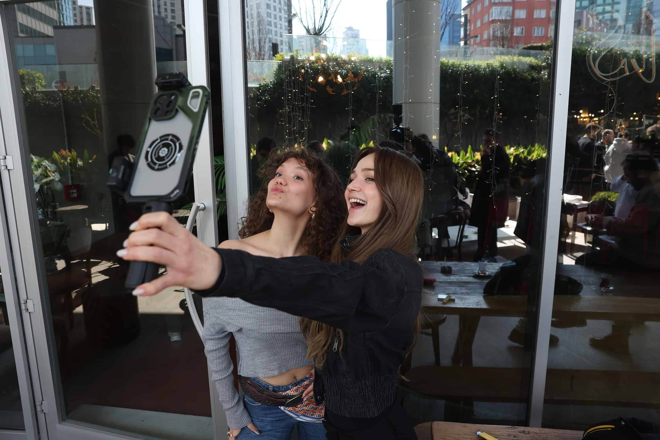 Bodrum’un eşsiz fonunda ekranlara gelmeye hazırlanan Daha On Yedi’den ilk selfie’ler geldi! 1 Berra Ahsen Uslu Ceren Ayruk soldan saga scaled 1