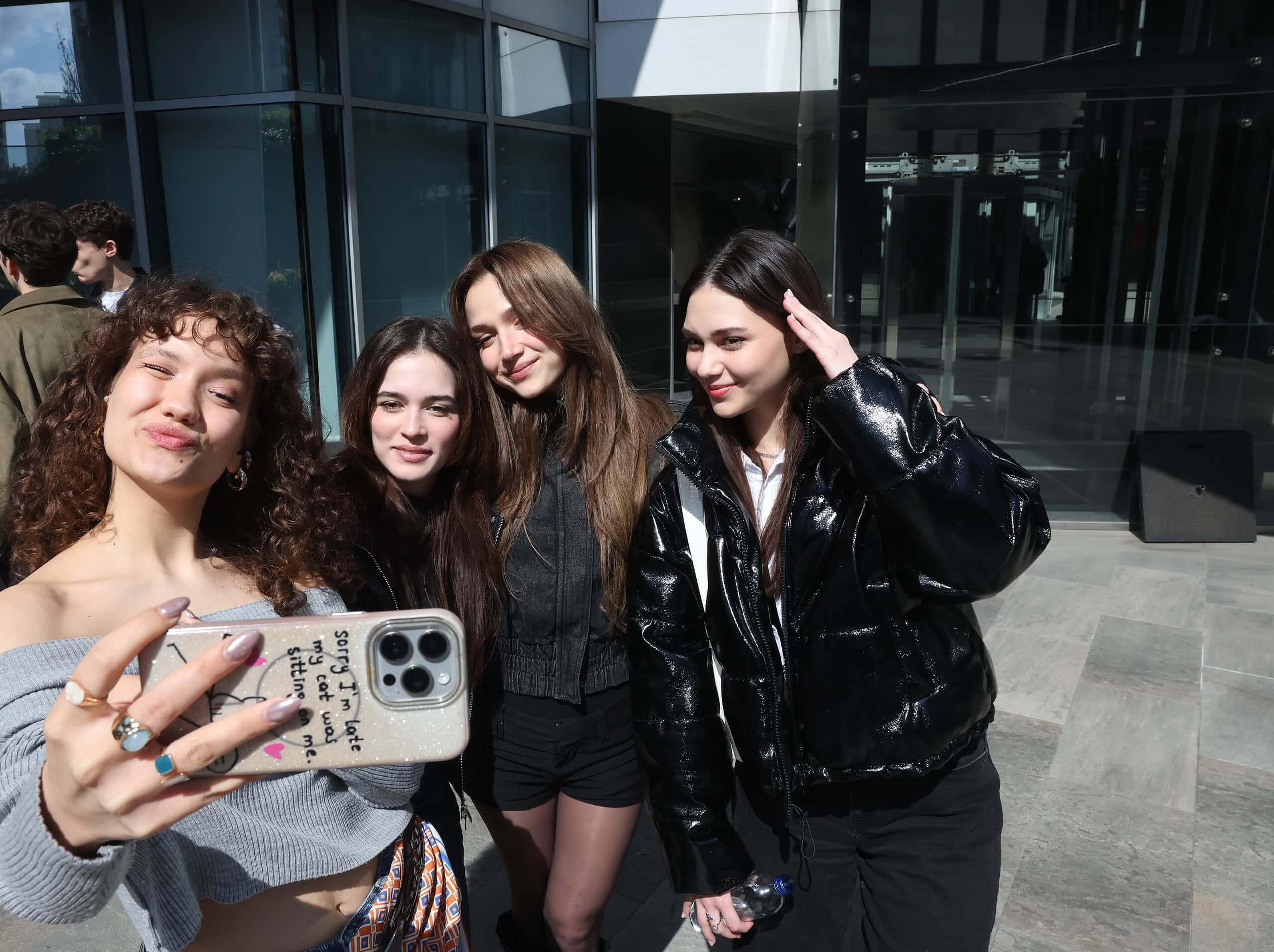 Bodrum’un eşsiz fonunda ekranlara gelmeye hazırlanan Daha On Yedi’den ilk selfie’ler geldi! 4 Berra Ahsen Uslu Helin Elveren Ceren Ayruk Ezgi Dalgic 2 soldan saga scaled 1