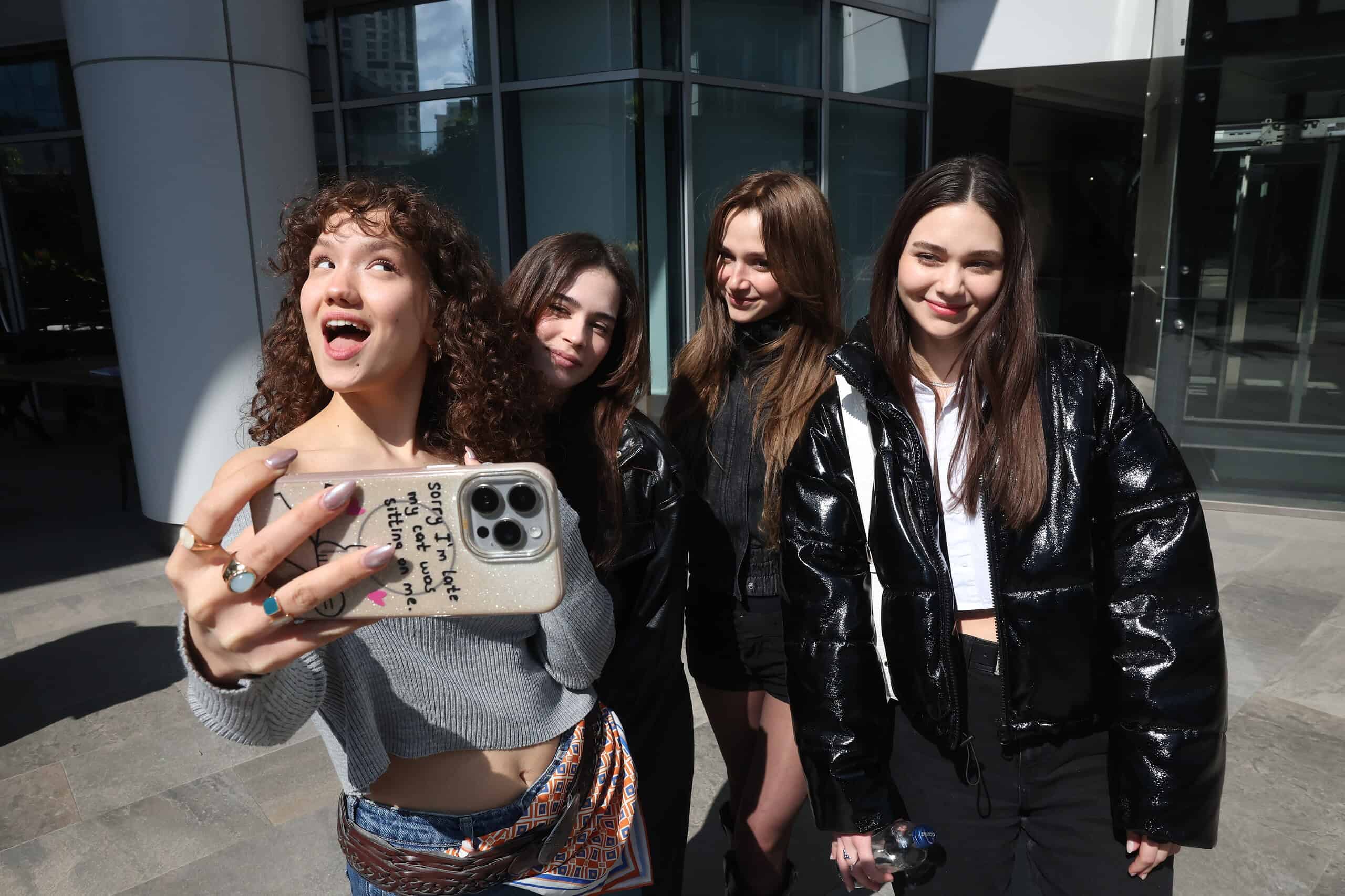 Bodrum’un eşsiz fonunda ekranlara gelmeye hazırlanan Daha On Yedi’den ilk selfie’ler geldi! 3 Berra Ahsen Uslu Helin Elveren Ceren Ayruk Ezgi Dalgic soldan saga scaled 1